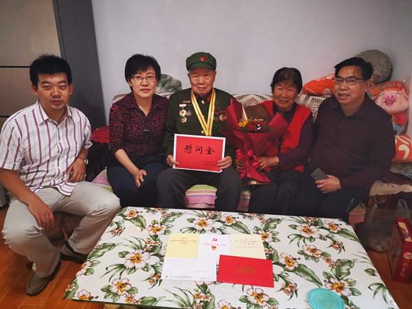 best365足球官网集团在新中国成立70周年前夕走访慰问离休老干部