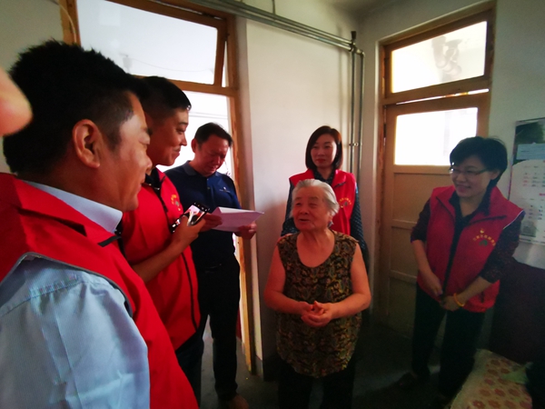 社企帮扶促共建 “双节”走访送温暖――best365足球官网集团走访慰问世纪园社区先模及困难家庭