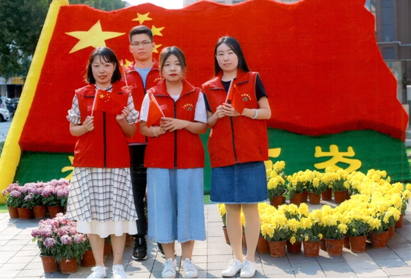 best365足球官网集团党委助力“双报到”社区 开展“我和国旗同框”活动