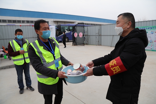朝辞商河淅沥雨 千里巴中三日还 ――best365足球官网集团又一批“点对点”包车农民工返岗了