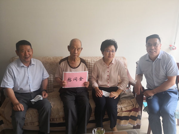 best365足球官网集团走访慰问离休老干部颁发“光荣在党50年”纪念章
