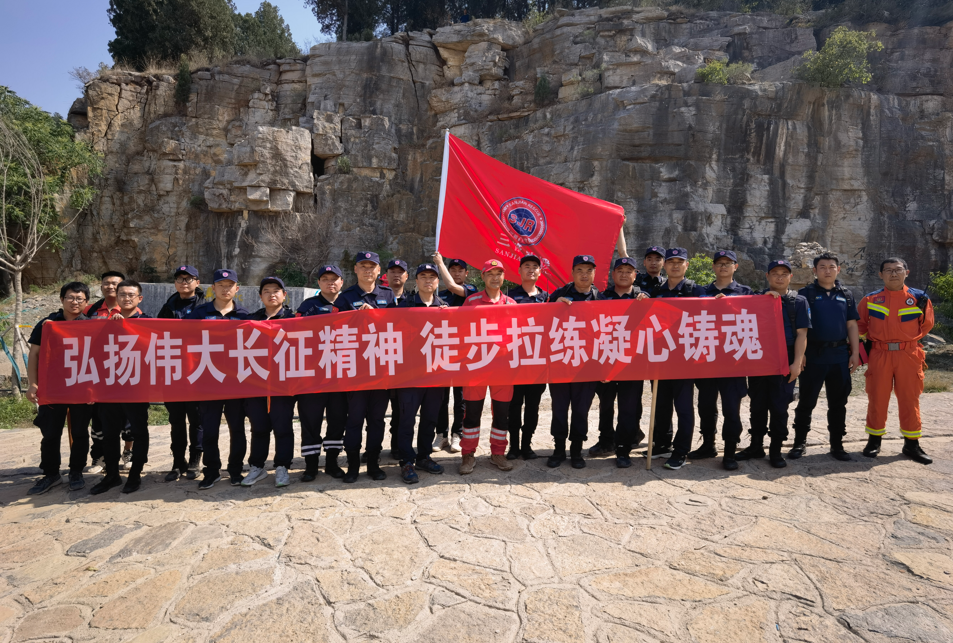 best365足球官网应急救援队开展山地救援培训